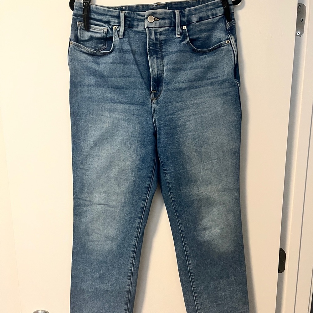Good American Straight Leg Jeans in Light Blue Wash